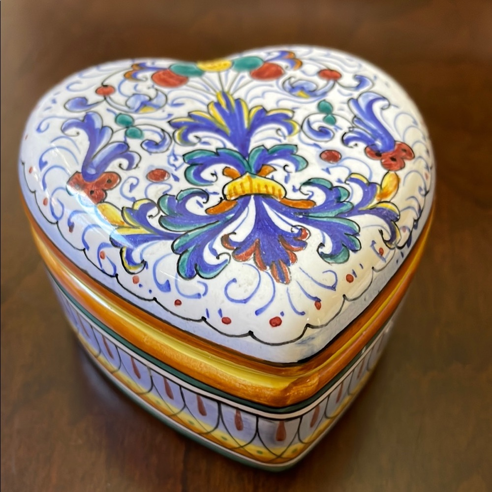 Deruta Italy hand painted ceramic heart trinket box